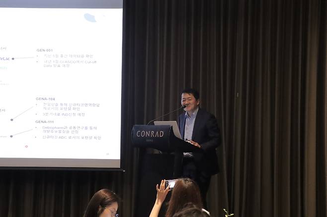 배지수 지놈앤컴퍼니 대표 (서울=연합뉴스) 배지수 지놈앤컴퍼니 대표가 21일 여의도 콘래드 서울 호텔에서 열린 기자간담회에서 발표하고 있다. 2023.8.21 [지놈앤컴퍼니 제공. 재판매 및 DB 금지]