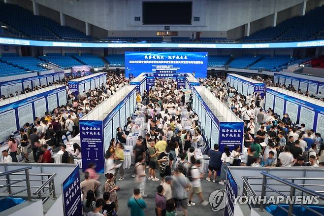 지난 10일 후베이성의 취업 박람회  [AFP 연합뉴스 자료사진]