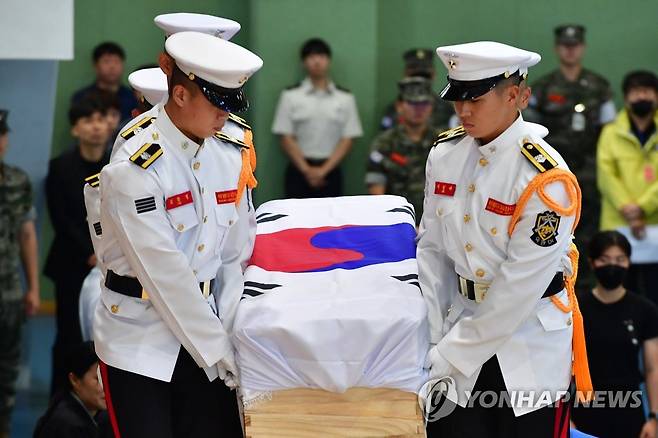 영결식장에 들어오는 영현 (포항=연합뉴스) 손대성 기자 = 22일 경북 포항 해병대 1사단 체육관인 '김대식관'에서 열린 고 채 상병 영결식에서 영현이 입장하고 있다.
    채 상병은 지난 19일 오전 9시께 예천 내성천에서 실종자를 수색하던 중 급류에 휩쓸려 숨졌다. 2023.7.22 sds123@yna.co.kr