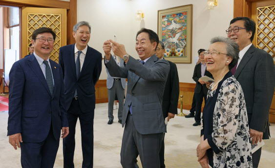 지난 29일 박보균 문체부 장관의 초대로 청와대를 찾은 역대 대통령 가족들이 청와대 개방 1주년 특별전시를 관람했다(사진=문체부 제공).