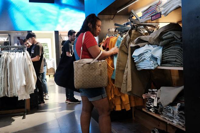 미국 뉴욕 시민들이 지난달 27일(현지시간) 맨해튼에 위치한 매장에서 쇼핑하고 있는 모습. (사진=AFP)