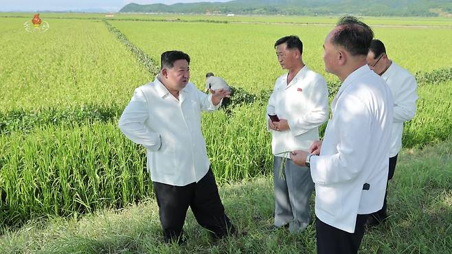 김정은 북한 국무위원장이 6호 태풍 '카눈' 피해지역인 강원도 안변군 오계농장과 월랑농장을 방문해 복구 사업을 현지 지도했다고 18일 조선중앙TV가 방송했다. 김정은 오른쪽이 김덕훈 내각총리./조선중앙TV 뉴시스