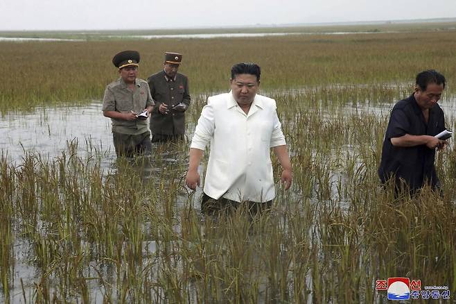 [남포=AP/뉴시스] 북한 조선중앙통신이 제공한 사진에 김정은(가운데) 북한 국무위원장이 21일 평안남도 남포시 안석간석지 피해복구 현장을 현지지도하고 있다. 2023.08.22. <저작권자ⓒ 공감언론 뉴시스통신사. 무단전재-재배포 금지.> /사진=뉴시스화상