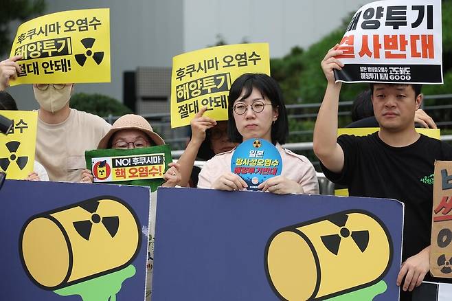 22일 서울 종로구 주한 일본대사관 앞에서 열린 ‘일본 방사성 오염수 해양 투기 철회’ 긴급 기자회견에서 참가자들이 일본대사관을 향해 구호를 외치고 있다. 강창광 선임기자 chang@hani.co.kr