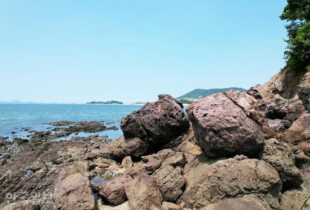 국가지질공원 솔섬 주변에 화산 활동으로 형성된 바위가 뒹굴고 있다.