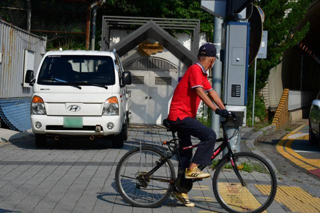 을지훈련 이틀째인 22일 경북 포항시 북구 신흥동(서산터널 방공호)에 설치된 민방위 대피소 앞을 시민들이 지나가고 있다. 포항=뉴스1