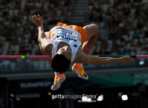 우상혁이 지난 20일(한국시간) 헝가리 부다페스트 국립육상경기장에서 열린 2023 세계육상선수권대회 남자 높이뛰기 예선에서 2m28을 넘고 있다. 게티이미지