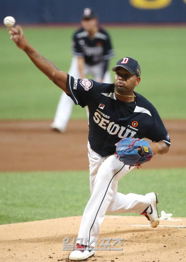 2023 KBO 프로야구 키움히어로즈와 두산베어스의 경기가 22일 오후 서울 고척스카이돔에서 열렸다. 두산선발 알칸타라가 등판해 역투하고 있다. 고척=김민규 기자 mgkim1@edaily.co.kr /2023.08.22/