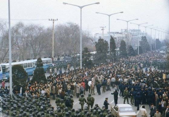 경찰이 1985년 2월 8일 김포공항 앞을 봉쇄하며 귀국하는 모습을 지켜보려는 시민들의 접근을 막고 있다. [사진 연세대 김대중도서관]