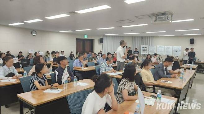 A 아파트 주민이 모든 구간에 차폐판을 설치할 것을 요구하고 있다. 사진=이소연 기자