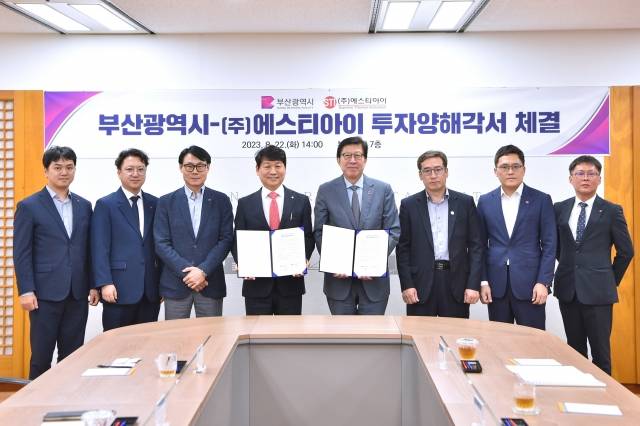 부산시와 에스티아이가 전력반도체 소재 생산시설 건립을 위한 투자 양해각서를 체결했다. 이날 협약식에는 박형준 부산시장과 이경덕 미래산업국장, 서태일 에스티아이 회장, 김상진 부회장 등이 참석했다. 부산시 제공