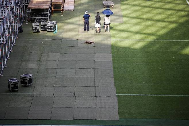 [서울=뉴시스] 정병혁 기자 = 9일 서울 마포구 서울월드컵경기장에 설치된 2023 새만금 세계스카우트잼버리 K-팝 콘서트 무대에 잔디 보호용 패드가 설치되어 있다.  2023.08.09.