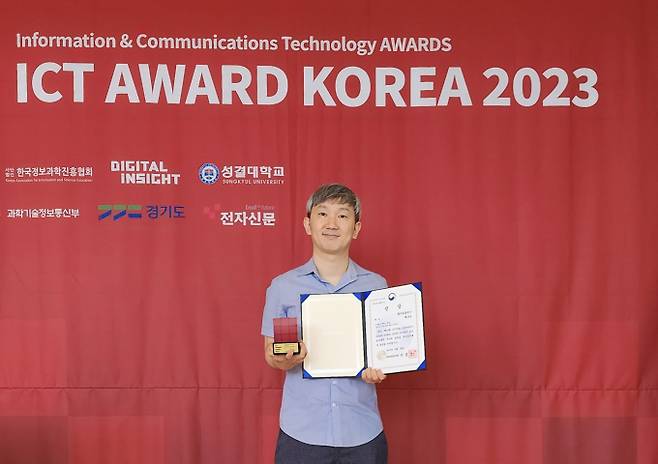 LG유플러스는 자사 IPTV 플랫폼이 ‘ICT 어워드 코리아 2023’에서 디지털 인사이트 부문 통합대상인 ‘과학기술정보통신부 장관상’을 공동 수상했다고 밝혔다. 사진은 오형석 LG유플러스 IPTV MSA전환TF PM이 지난 18일 서초구 더케이호텔서울 컨벤션센터에서 개최한 ‘ICT 어워드 2023’ 시상식에서 수상 후 기념사진을 촬영하고 있는 모습. /사진=LG유플러스 제공