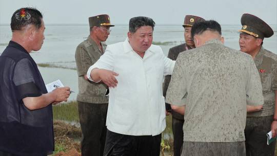 김정은 북한 국무위원장이 지난 21일 평안남도 간석지건설종합기업소 안석간석지 피해복구 현장을 현지지도 했다고 조선중앙통신이 22일 보도했다. 이날 피해복구 현지지도에서 간석지 제방 배수 구조물 설치 공사가 제대로 이뤄지지 않아 바닷물에 제방이 파괴돼 간석지 구역이 침수됐다고 보도했다. 조선중앙통신 캡처／뉴시스