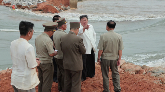 김정은 북한 국무위원장이 지난 21일 평안남도 간석지건설종합기업소 안석간석지 피해복구 현장을 현지지도 했다고 조선중앙통신이 22일 보도했다. 조선중앙통신 캡처／뉴시스