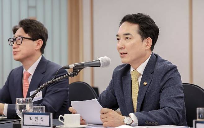 [서울=뉴시스] 박민식 국가보훈부 장관(오른쪽)이 16일 오전 서울 중구 한국프레스센터에서 한국신문방송편집인협회 주최로 열린 편집인 포럼에 참석해 발언하고 있다. (사진=국가보훈부 제공) 2023.08.16. photo@newsis.com *재판매 및 DB 금지