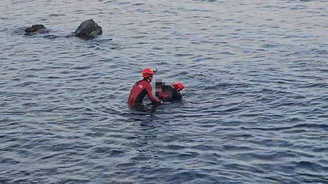 [울산=뉴시스]울산해양경찰서 구조대원이 지난 21일 오후 부산 기장군 일광읍 앞바다에서 스킨스쿠버 활동 중 표류하던 50대 여성을 구조하고 있다. (사진=울산해양경찰서 제공) photo@newsis.com  *재판매 및 DB 금지