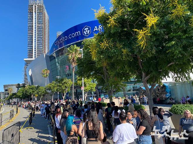 18일(현지시간) 오전부터 LA 크립토닷컴아레나 앞에 장사진이 펼쳐져 있다. 최철 기자