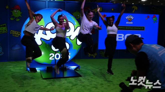 'KCON LA 2023'에서 축제를 즐기는 모습. 최철 기자