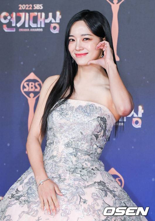 [OSEN=박준형 기자] 31일 오후 서울 상암 SBS 프리즘타워에서 &nbsp;'2022 SBS 연기대상'이 진행됐다.이날 MC 맡은 김세정이 포즈를 취하고 있다. 2022.12.31 / soul1014@osen.co.kr