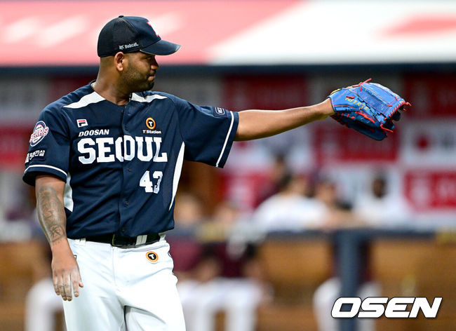 [OSEN=고척, 최규한 기자] 22일 오후 서울 고척스카이돔에서 ‘2023 신한은행 SOL KBO리그’ 키움 히어로즈와 두산 베어스의 경기가 열렸다.7회말 키움 공격을 삼자범퇴로 막아낸 두산 선발 선발 알칸타라가 더그아웃으로 향하며 포수 장승현을 향해 인사 전하고 있다. 2023.08.22 / dreamer@osen.co.kr