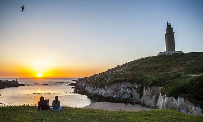 피카소가 어린 시절을 보낸 라코루냐에는 오르잔 해변, 헤라클레스의 탑, 로사리아 데 카스트로 극장 등 명소들이 있다. 오른쪽에 보이는 헤라클레스의 탑은 세계에서 가장 오래된 등대로 로마시대에 건축됐고, 지금도 등대로서 기능하고 있다. 스페인관광청 제공