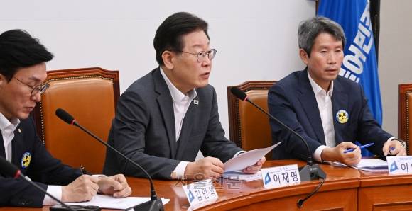 이재명(가운데) 더불어민주당 대표가 22일 오후국회에서 열린 한미일 정상회담 평가 토론회에서 발언하고 있다.  안주영 전문기자