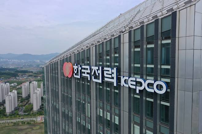 22일 한국전력의 반기보고서에 따르면, 지난 6월말 기준 한전의 총부채는 201조4000억원으로 사상 처음으로 200조원을 웃돌았다. 이는 국내 상장사가 보유한 차입금 중 가장 큰 규모다. ⓒ 연합뉴스