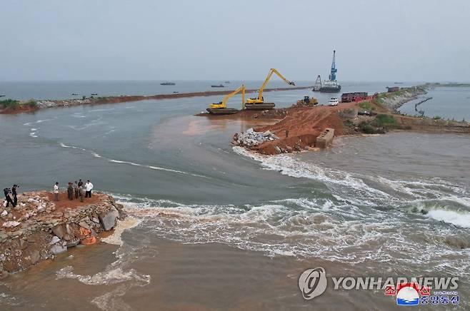 김정은, 평안남도 간석지 침수피해 복구현장 시찰 (평양 조선중앙통신=연합뉴스) 북한 김정은 국무위원장이 지난 21일 평안남도 간석지건설종합기업소 안석간석지 피해복구 현장을 현지지도 했다고 조선중앙통신이 22일 보도했다. 통신은 이곳이 간석지 제방 배수 구조물 설치 공사가 제대로 이뤄지지 않아 바닷물에 제방이 파괴되면서 간석지 구역이 침수됐다고 전했다.2023.8.22 
    [국내에서만 사용가능. 재배포 금지. For Use Only in the Republic of Korea. No Redistribution] nkphoto@yna.co.kr