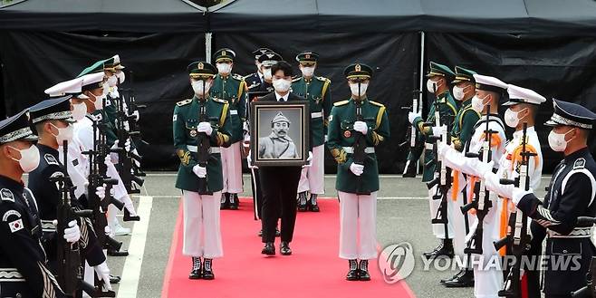홍범도 장군 유해 입장 (대전=연합뉴스) 최재구 기자 = 문재인 대통령과 김정숙 여사가 참석한 가운데 202년 8월 18일 오전 국립대전현충원에서 열린 홍범도 장군 유해 안장식에서 의장대가 홍범도 장군의 영정과 유해를 들고 입장하고 있다. 2021.8.18 jjaeck9@yna.co.kr