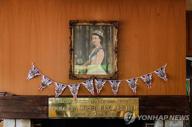 파리 외곽 애슬레틱 클럽에 걸린 엘리자베스 2세 여왕의 사진 [EPA 연합뉴스 자료사진. 재판매 및 DB 금지]