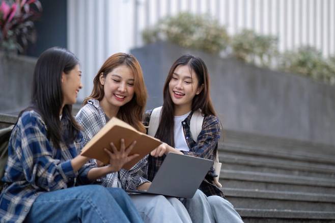 큰소리로 읽으면 내용은 더 오래 기억할 수 있는 것으로 나타났다. [사진=게티이미지뱅크]