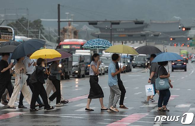 중부지방의 태풍 특보가 해제된 11일 오후 서울 종로구 광화문 사거리에서 우산을 쓴 시민들이 발걸음을 재촉하고 있다. 2023.8.11/뉴스1 ⓒ News1 이재명 기자