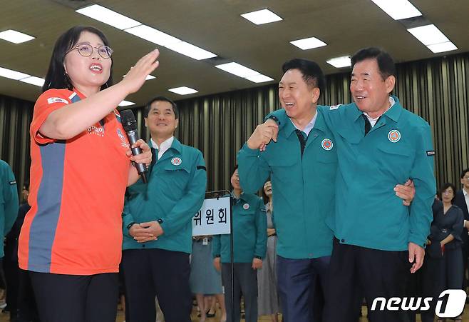 공습 대비 민방위 훈련(민방공훈련)이 실시된 23일 서울 여의도 국회 지하강당에서 김진표 국회의장과 김기현 국민의힘 대표가 부상자 이송법 훈련을 하고 있다. 2023.8.23/뉴스1 ⓒ News1 임세영 기자