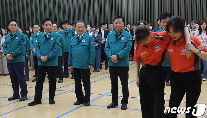 공습 대비 민방위 훈련(민방공훈련)이 실시된 23일 서울 여의도 국회 지하강당에서 김진표 국회의장과 김기현 국민의힘 대표가 부상자 이송법을 배우고 있다. 2023.8.23/뉴스1 ⓒ News1 임세영 기자