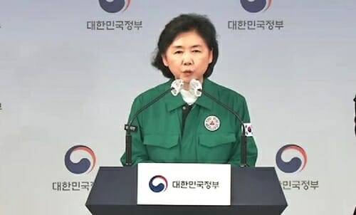 지난 5월 지영미 질병관리청장이 코로나19 위기단계 하향 및 방역조치 전환 논의 결과를 발표하고 있다(출처=이브리핑)