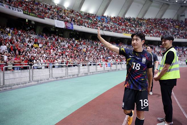 지난 16일 오후 부산시 연제구 부산아시아드주경기장에서 축구대표팀 이강인이 트랙을 따라 이동하며 팬들에게 인사하고 있다. /뉴스1