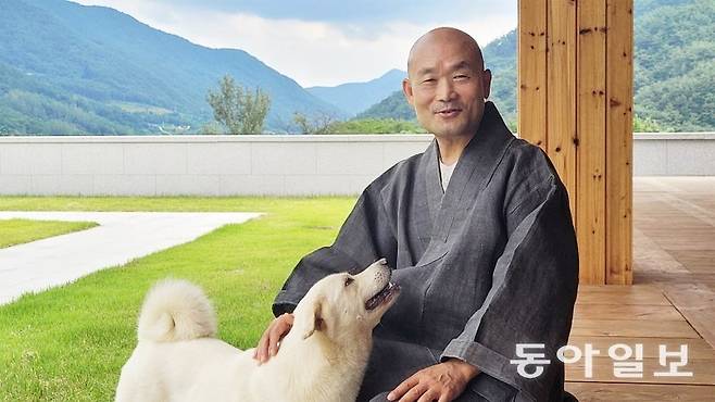 반려견 ‘공(空)’과 함께한 각산 스님. 그는 “제대로 배운다면 누구나 참된 명상의 단계인 삼매경을 경험할 수 있다”며 “삼매경을
통해 마음의 면역력을 기르면 마음의 고통도 오래가지 않는다”고 말했다. 문경=이진구 기자 sys1201@donga.com