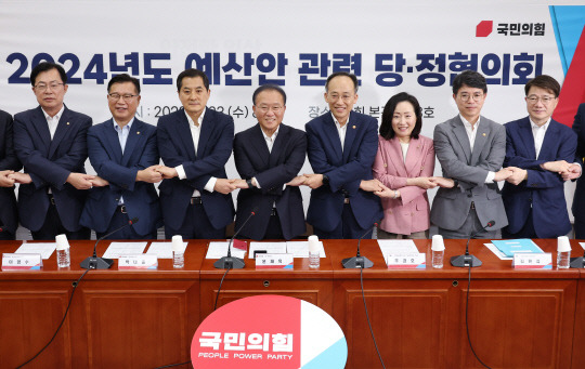 23일 국회 본청에서 열린 2024년도 예산안 관련 당정협의회에서 윤재옥(왼쪽 네번째) 국민의힘 원내대표와 의원들, 추경호(오른쪽 네번째) 경제부총리 겸 기획재정부 장관과 정부 측 관계자들이 기념사진을 찍고 있다.<연합뉴스>