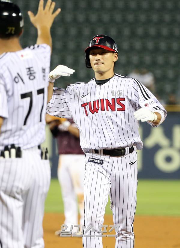 2023 KBO 프로야구 LG트윈스와 키움히어로즈의 경기가 1일 오후 서울 잠실야구장에서 열렸다. 5회말 무사 2루 대타로 나온 신민재가 1타점 적시타를 치고 출루해 기뻐하고 있다. 잠실=김민규 기자&nbsp;