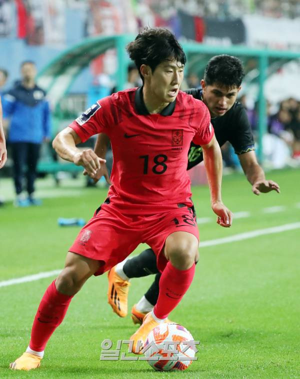 대한민국 축구대표팀과 엘살바도르 대표팀의 A매치 평가전이 20일 오후 대전 유성구 대전월드컵경기장에서 열렸다. 전반 이강인이 드리블로 상대 수비를 뿌리치고 있다. 대전=김민규 기자 mgkim1@edaily.co.kr /2023.06.20/