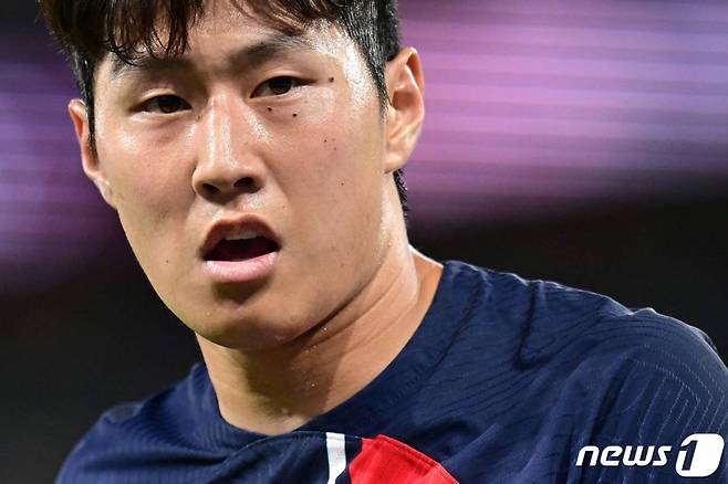 (파리 AFP=뉴스1) 우동명 기자 = 파리 생제르맹(PSG)의 이강인이 12일 (현지시간) 파리의 파르크 데 프랭스에서 열린 로리앙과 프랑스 프로축구 리그1 개막전에 선발로 출전해 성공적인 데뷔전을 치르고 있다. 2023.8.13  ⓒ AFP=뉴스1  Copyright (C) 뉴스1. All rights reserved. 무단 전재 및 재배포 금지.