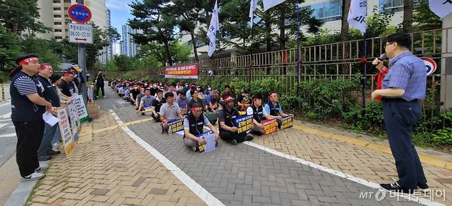 23일 과학기술정보통신부 세종청사에 모인 한국항공우주연구원 연구자 80여명. 노동조합에 소속된 항우연 연구자들은 이날 과기정통부가 발표한 '우주항공청 설립·운영 기본방향'을 반대했다. / 사진=김인한 기자