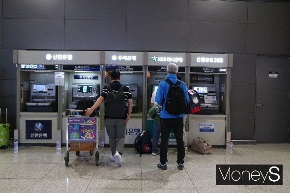 인천공항 제2터미널 ATM에 여행객들이 환전을 하고 있다./사진=이남의 기자