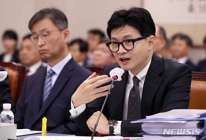 [서울=뉴시스] 이영환 기자 = 한동훈 법무부 장관이 지난 21일 오후 서울 여의도 국회에서 열린 법제사법위원회 전체회의에서 의원들의 질의에 답하고 있다. 2023.08.21. 20hwan@newsis.com
