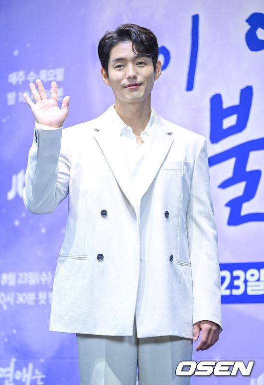 [OSEN=최규한 기자] 23일 오후 서울 신도림 라마다에서 JTBC&nbsp;새 수목드라마 ‘이 연애는 불가항력’ 제작발표회가 열렸다.드라마 ‘이 연애는 불가항력’은&nbsp;3백여 년 전 철저히 봉인되었던 금서를 얻게 된 말단 공무원 이홍조(조보아)와 그 금서의 희생양이 된 변호사 장신유(로운)의 불가항력적 로맨스다.&nbsp;배우 하준이 포토타임을 하고 있다. 2023.08.23 / dreamer@osen.co.kr