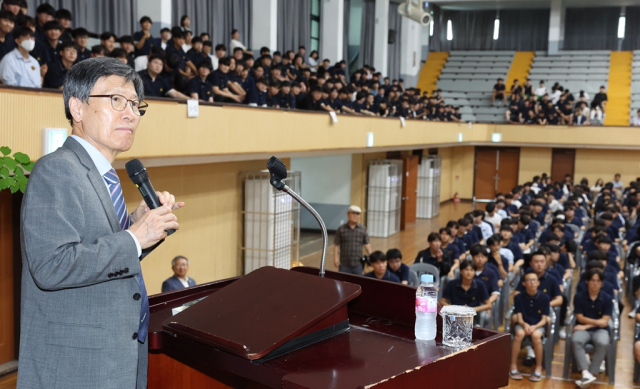 ▲윤영관 전 외교통상부 장관이 23일 오후 전북 전주시 전주고 대강당에서 재학생들을 상대로 특강을 하고 있다. ⓒ프레시안(김대홍)