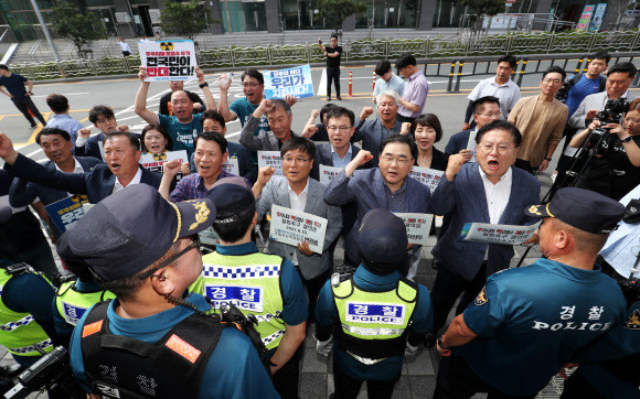 더불어민주당 경남도당 지역위원장단이 23일 오후 부산 동구 일본영사관 앞에서 일본 후쿠시마 원전 방사능 오염수 방류 철회를 촉구하며 구호를 외치고 있다..뉴스1