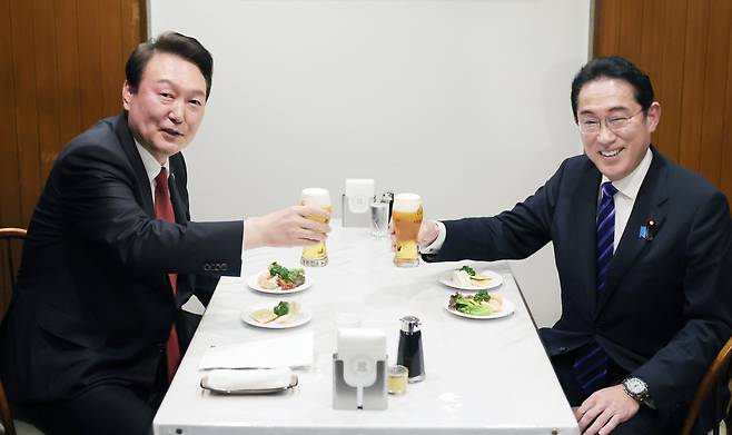 2023년 3월 16일, 도쿄에서 만난 윤석열 대통령과 기시다 후미오 일본 총리. 연합뉴스