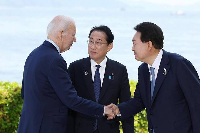 왼쪽부터 조 바이든 미국 대통령, 기시다 후미오 일본 총리, 윤석열 대통령 연합뉴스